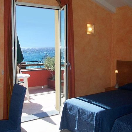 Acqua Di Mare Bed & Breakfast Bordighera Bagian luar foto