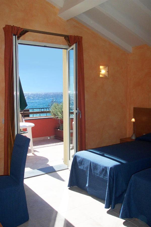 Acqua Di Mare Bed & Breakfast Bordighera Bagian luar foto